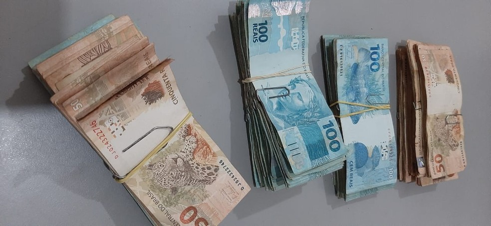 Dinheiro foi devolvido pela associação de catadores para a Polícia Civil